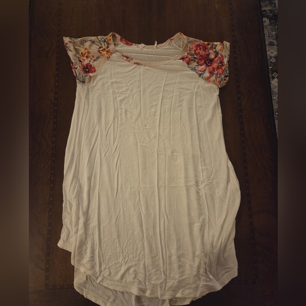 women short sleeve tunic tee, white flower print sleeves MED